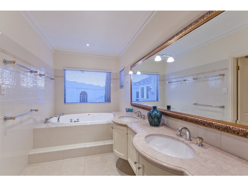 10 Santavea Mews, Halls Head WA 6210