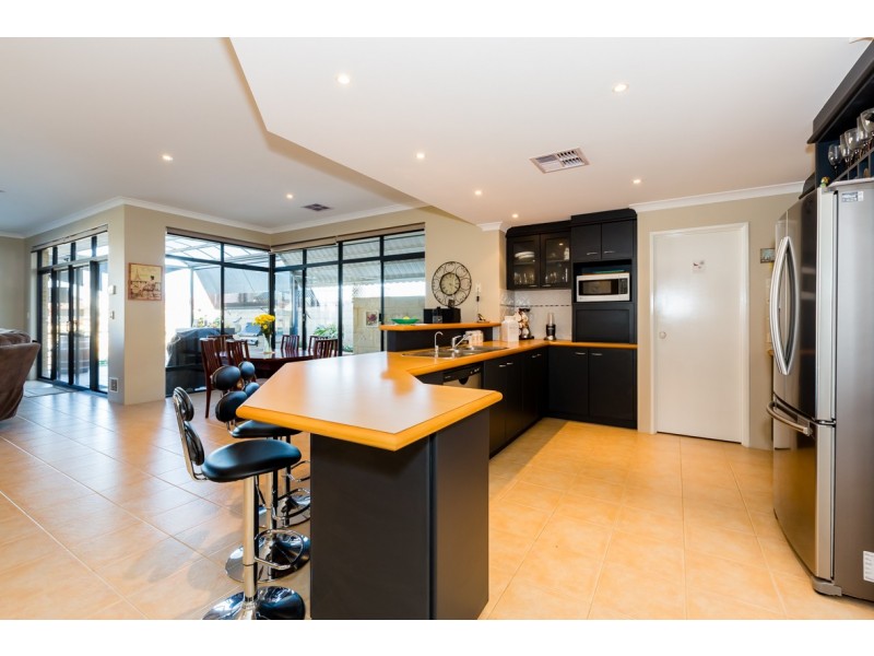 8 Leisure Way, Halls Head WA 6210