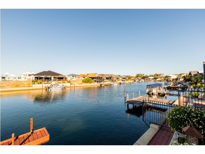 8 Leisure Way, Halls Head WA 6210