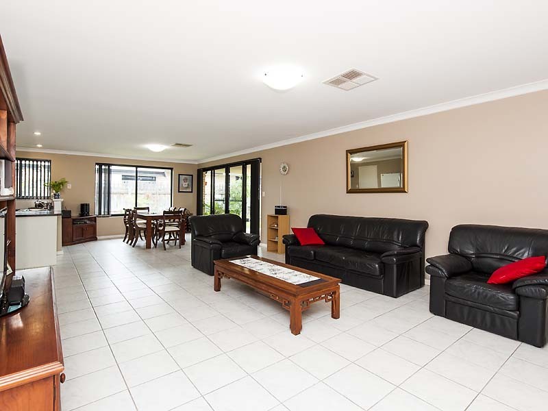 24 Waratah Circle, Halls Head WA 6210