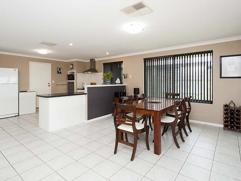 24 Waratah Circle, Halls Head WA 6210