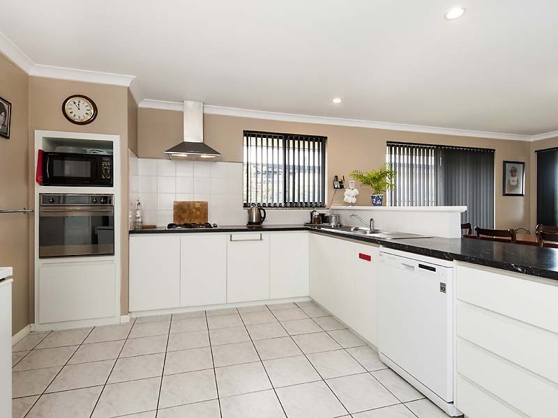 24 Waratah Circle, Halls Head WA 6210