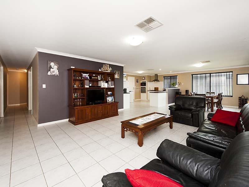 24 Waratah Circle, Halls Head WA 6210