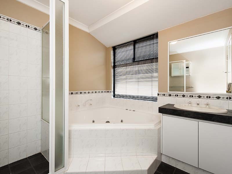 24 Waratah Circle, Halls Head WA 6210