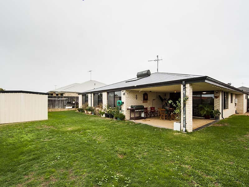 24 Waratah Circle, Halls Head WA 6210