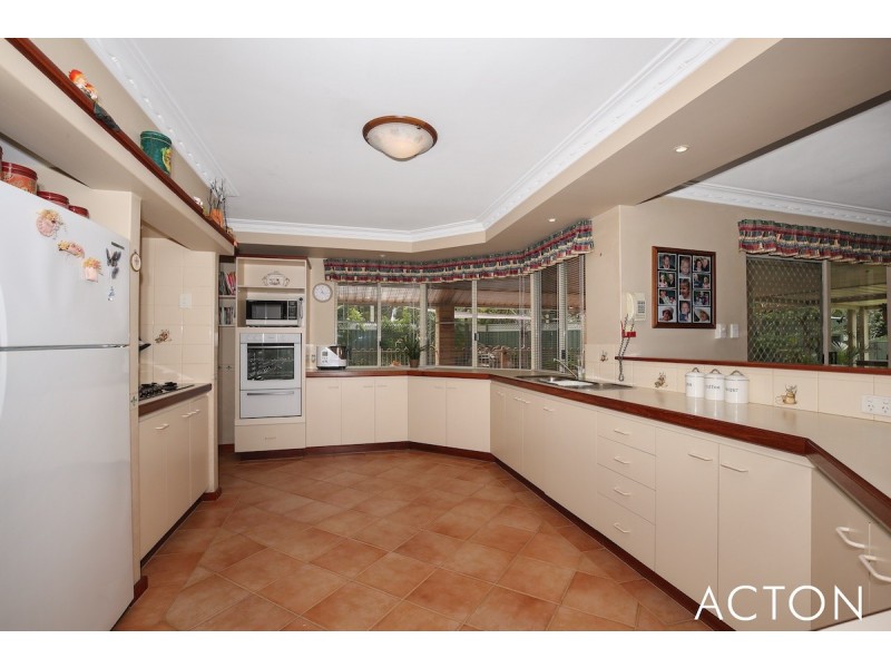 8 Maclean Way, Greenfields WA 6210