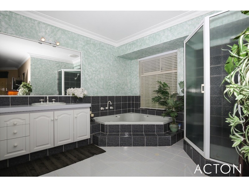 8 Maclean Way, Greenfields WA 6210