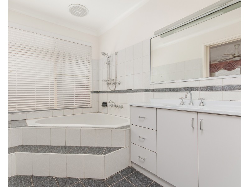 6 Pepperwood Rise, Halls Head WA 6210