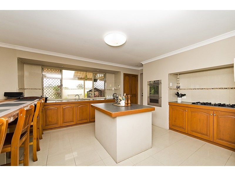 2 Hibiscus Rise, Halls Head WA 6210
