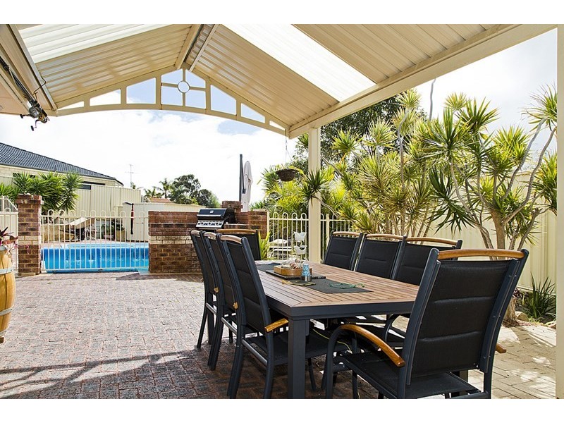 2 Hibiscus Rise, Halls Head WA 6210