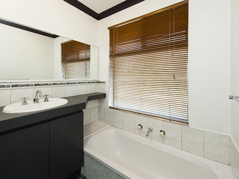 2 Hibiscus Rise, Halls Head WA 6210