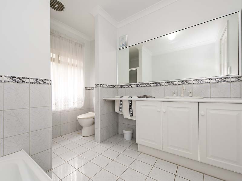 3 Heather Gardens, Halls Head WA 6210