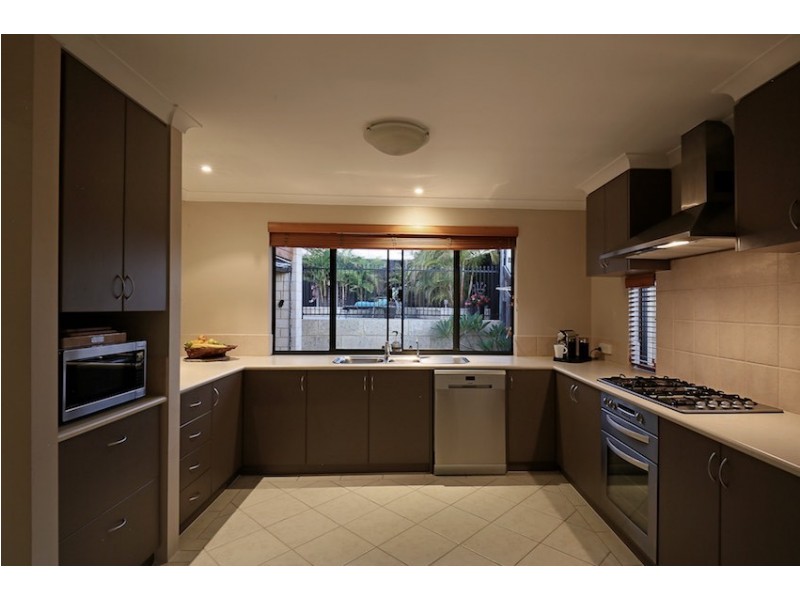 37 Bookleaf Loop, Halls Head WA 6210