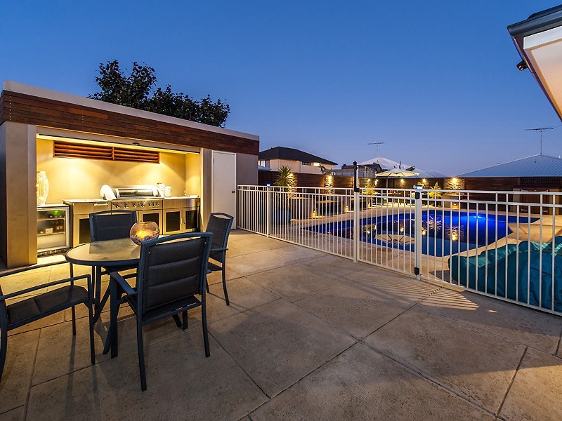 51 Marsdenia Road, Halls Head WA 6210