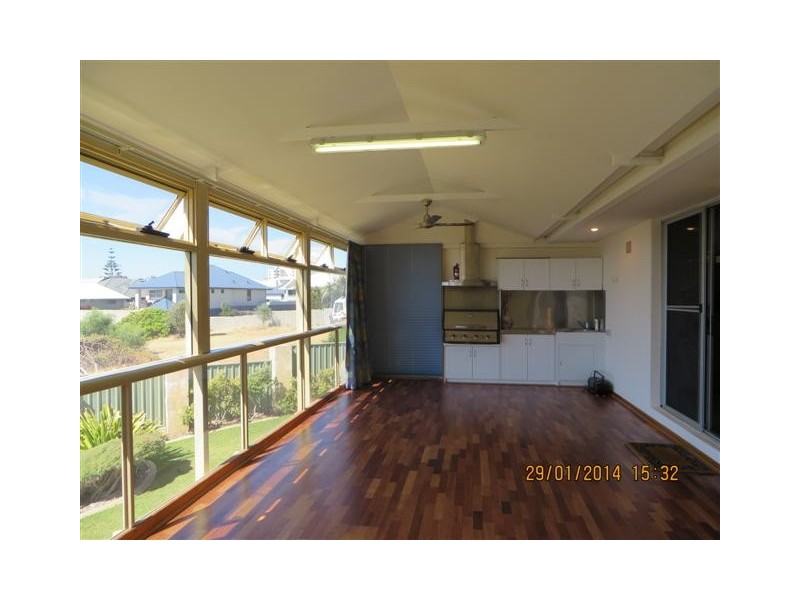 8 Sussex Place, Halls Head WA 6210