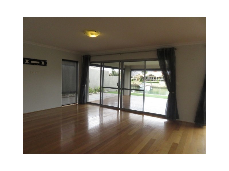 8 Gael Place, Dudley Park WA 6210