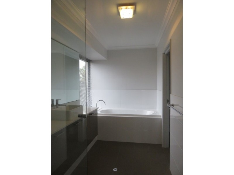 8 Gael Place, Dudley Park WA 6210