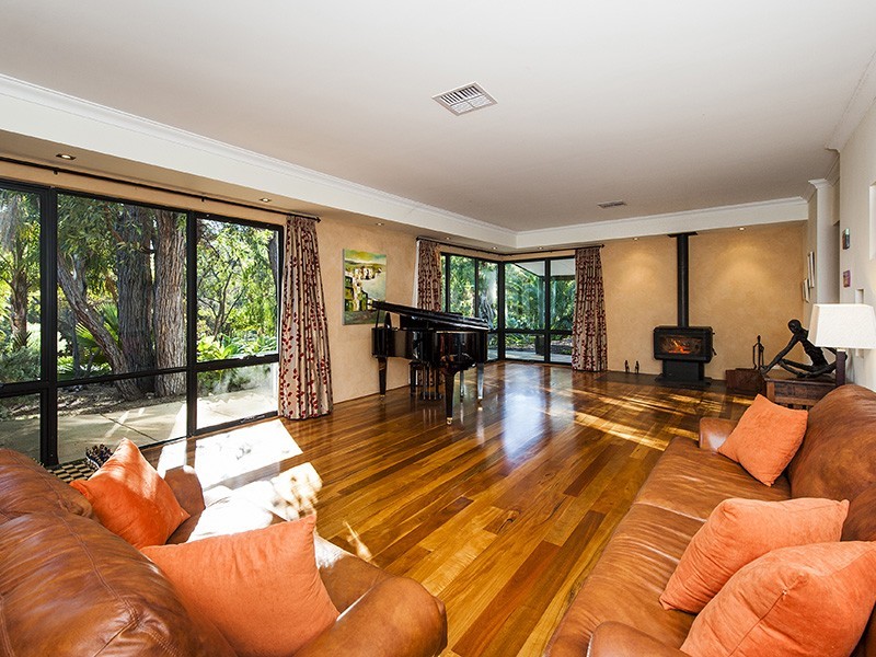 16 Raywood Road, Bouvard WA 6211