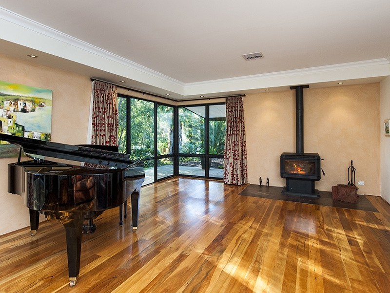 16 Raywood Road, Bouvard WA 6211