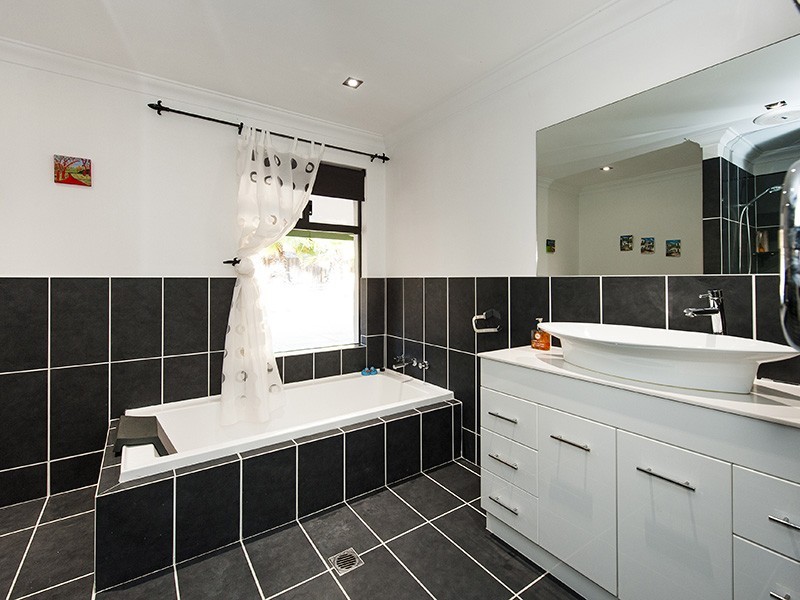 16 Raywood Road, Bouvard WA 6211