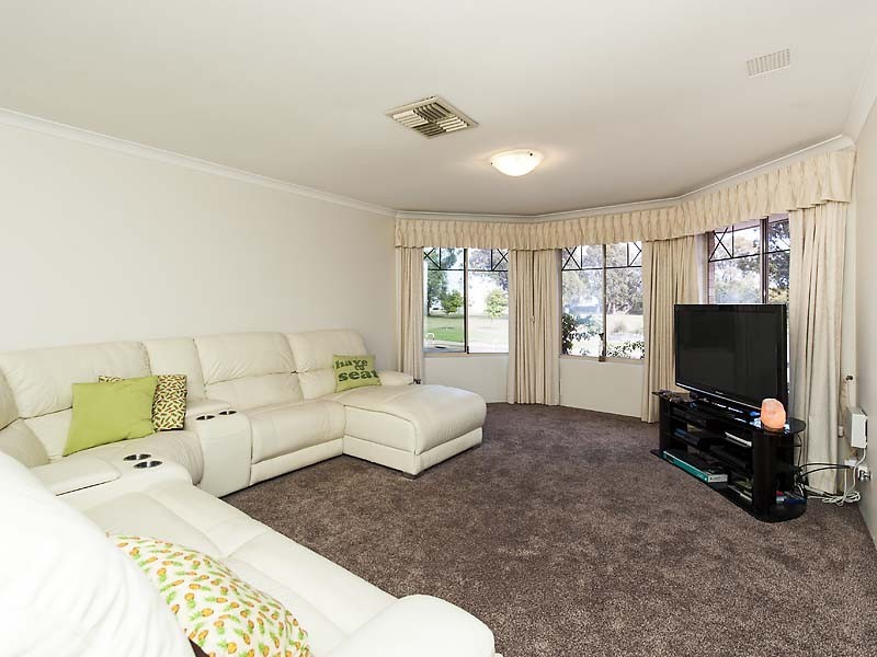 32 Pebblebeach Boulevarde, Meadow Springs WA 6210