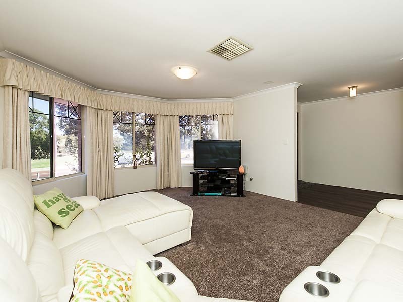 32 Pebblebeach Boulevarde, Meadow Springs WA 6210