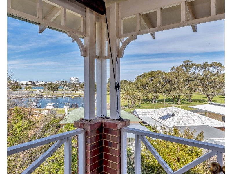 33 Hill Street, Halls Head WA 6210