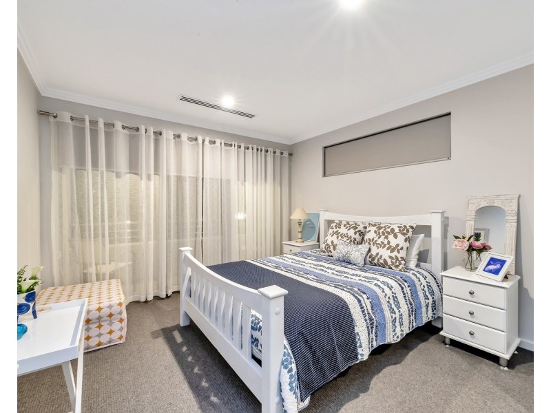 24 Arcadia Close, Dudley Park WA 6210