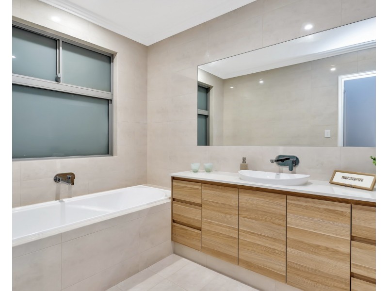 24 Arcadia Close, Dudley Park WA 6210