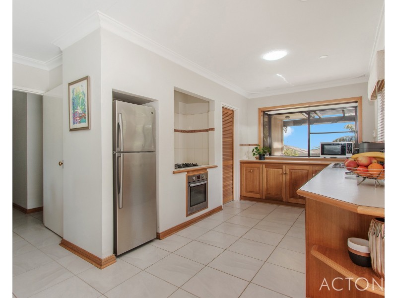 18 Lindley Road, Halls Head WA 6210