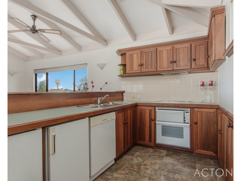 18 Lindley Road, Halls Head WA 6210