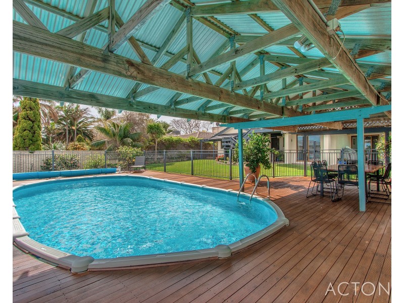 18 Lindley Road, Halls Head WA 6210