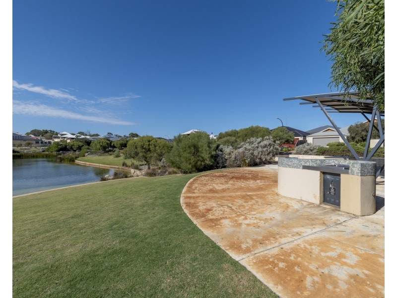 11 Honeymyrtle Grange, Halls Head WA 6210