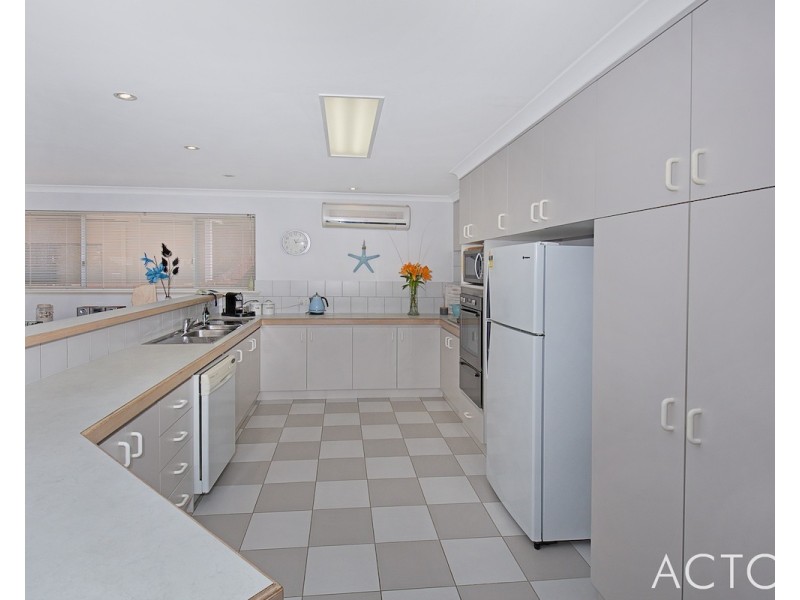 32 Cambria Island Retreat, Halls Head WA 6210