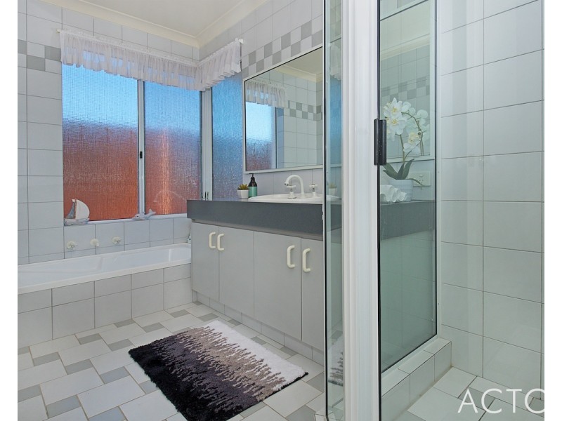 32 Cambria Island Retreat, Halls Head WA 6210