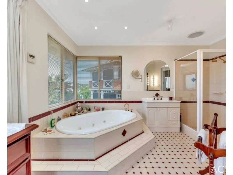 31 Hill Street, Halls Head WA 6210