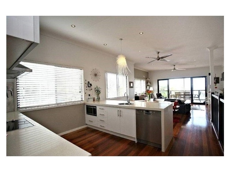 1/182 Prince Edward Pde, Scarborough QLD 4020