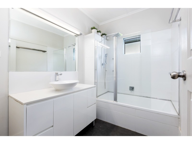 170 Prince Edward Parade Pde, Scarborough QLD 4020