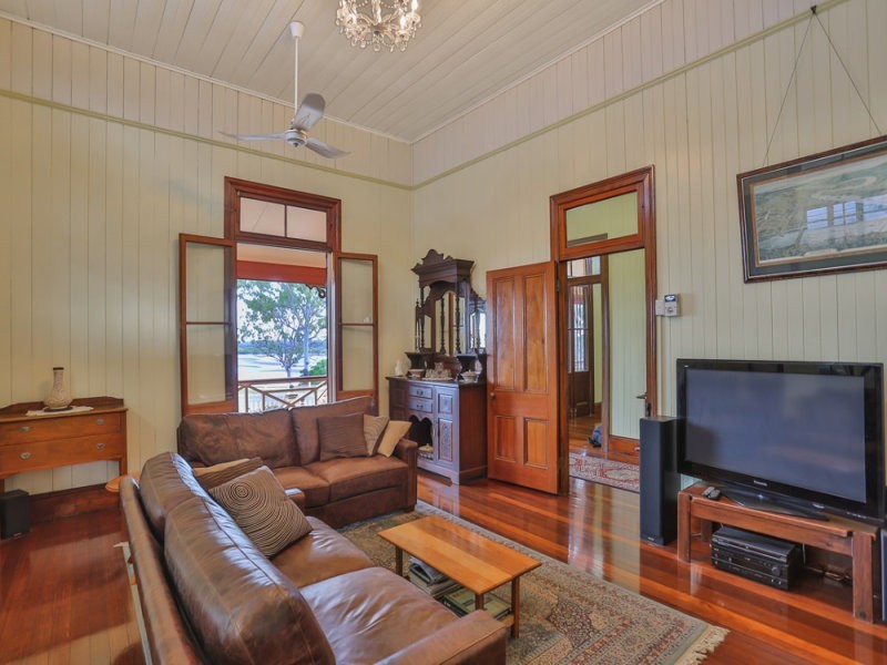 86 Allpass Parade, Shorncliffe QLD 4017