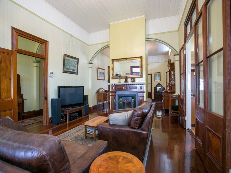 86 Allpass Parade, Shorncliffe QLD 4017