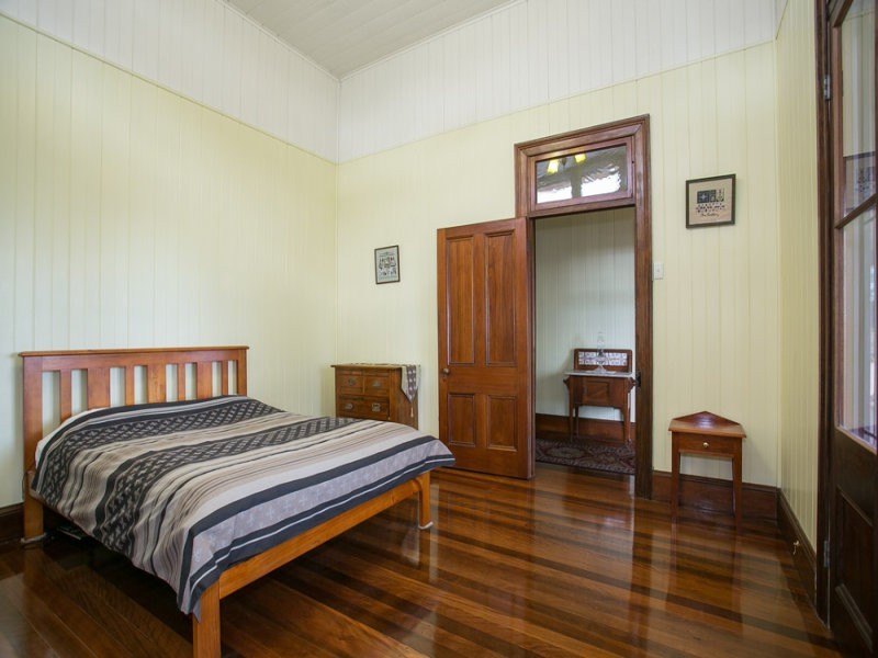 86 Allpass Parade, Shorncliffe QLD 4017