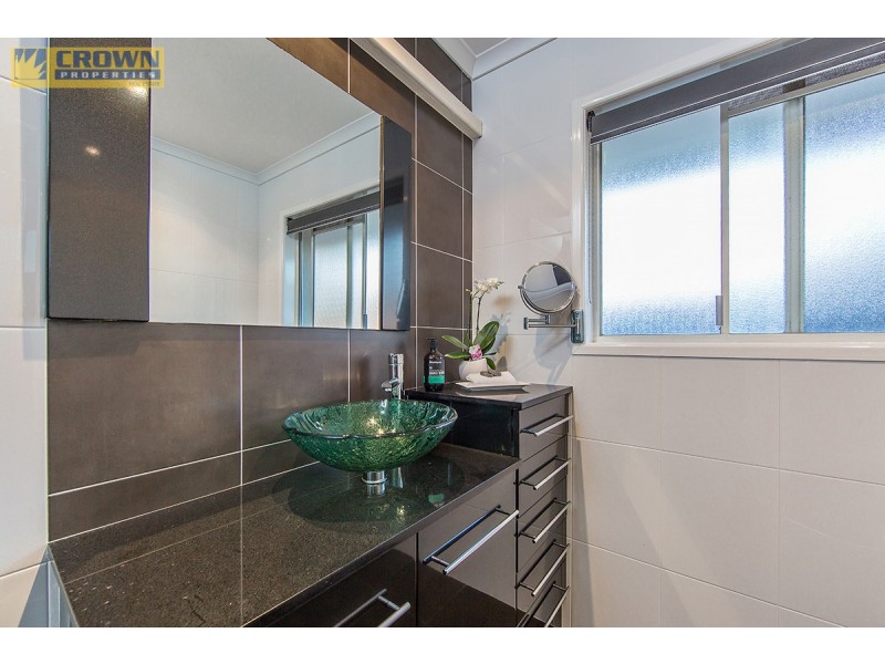 17 Fernlea Avenue, Scarborough QLD 4020