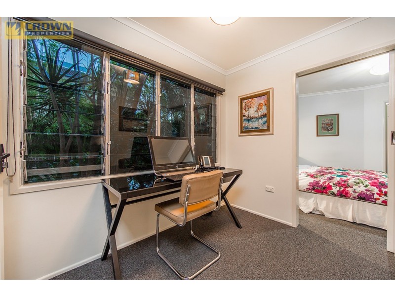 17 Fernlea Avenue, Scarborough QLD 4020