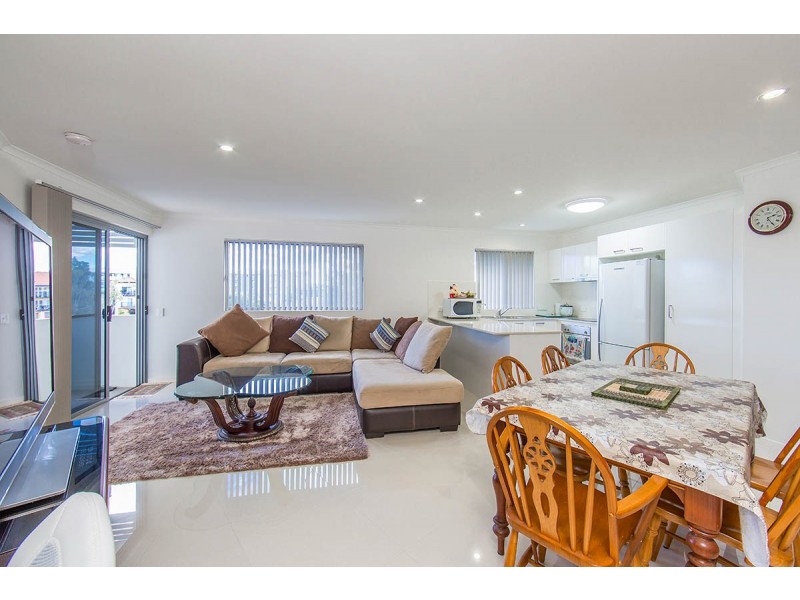 9/11 Creek Street, Redcliffe QLD 4020