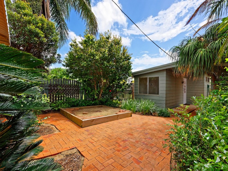 8 James Street, Scarborough QLD 4020