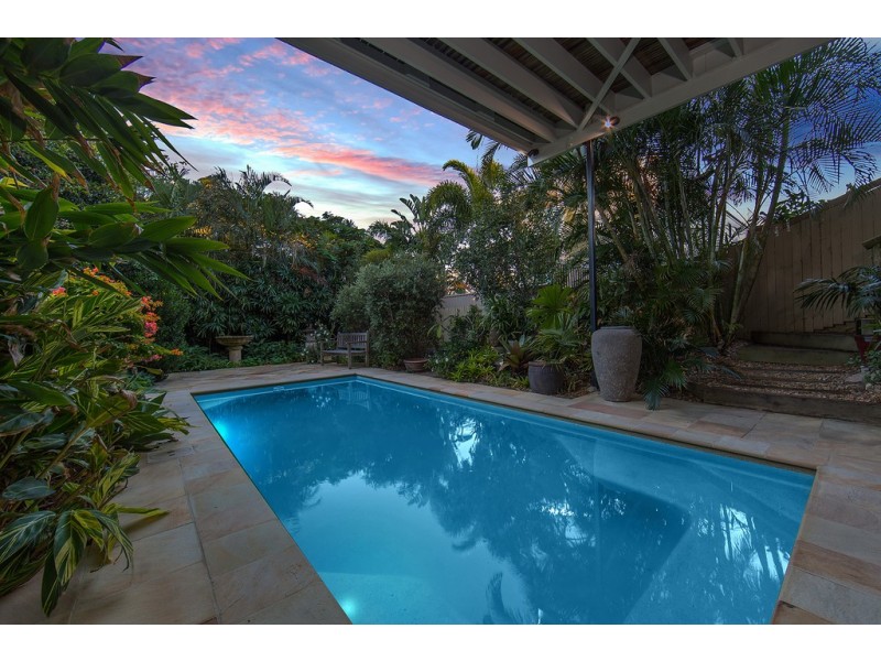 4 Fourth Avenue, Scarborough QLD 4020