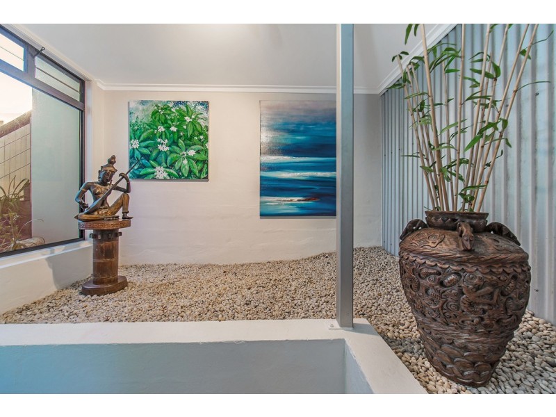 4 Fourth Avenue, Scarborough QLD 4020