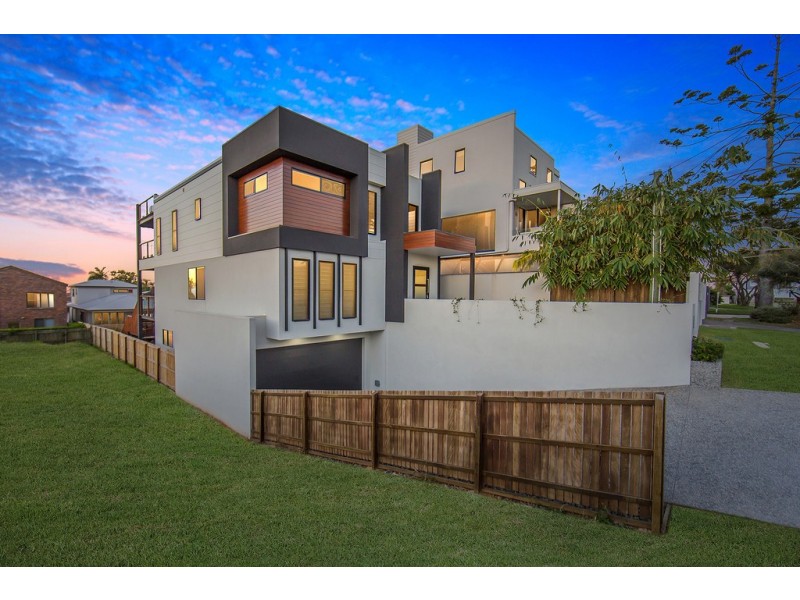6 Fourth Avenue, Scarborough QLD 4020
