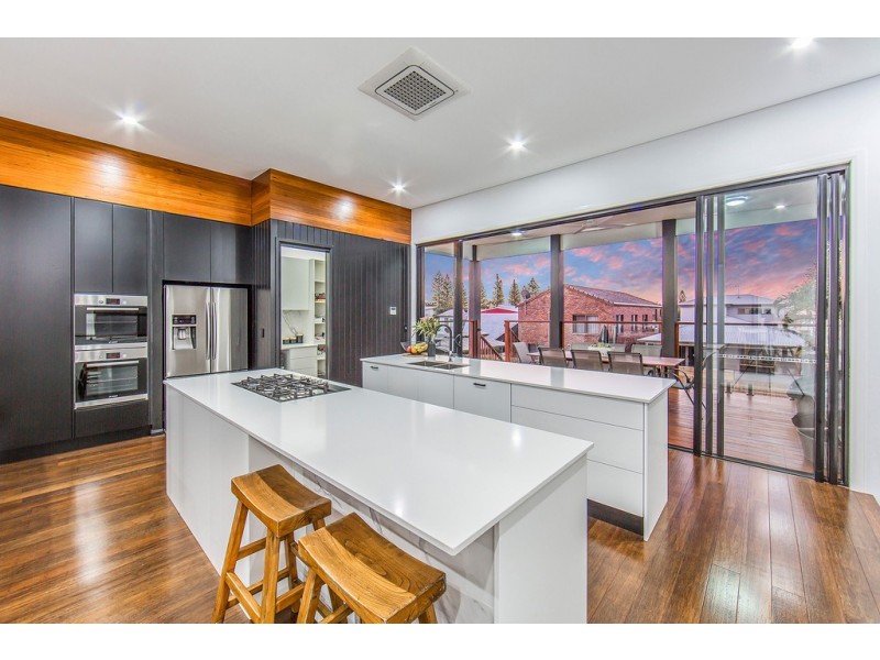 6 Fourth Avenue, Scarborough QLD 4020