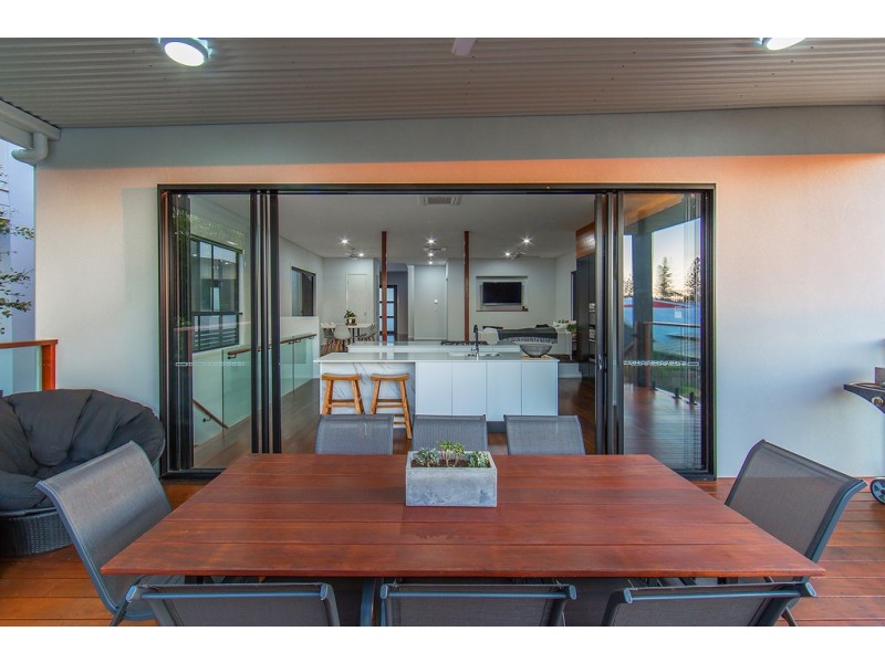 6 Fourth Avenue, Scarborough QLD 4020